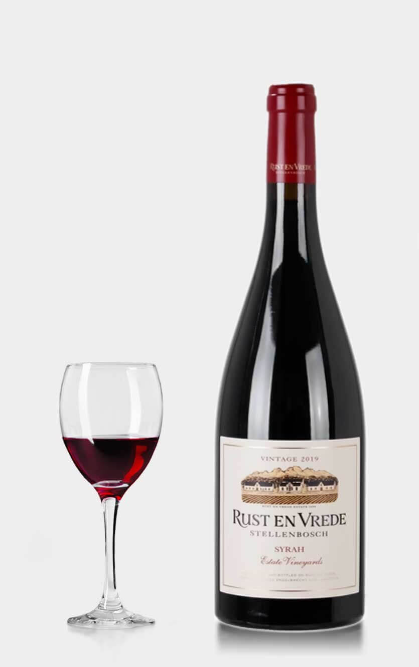 Flaske med Rust en Vrede Syrah 2021, en eksklusiv rødvin fra Sydafrika.