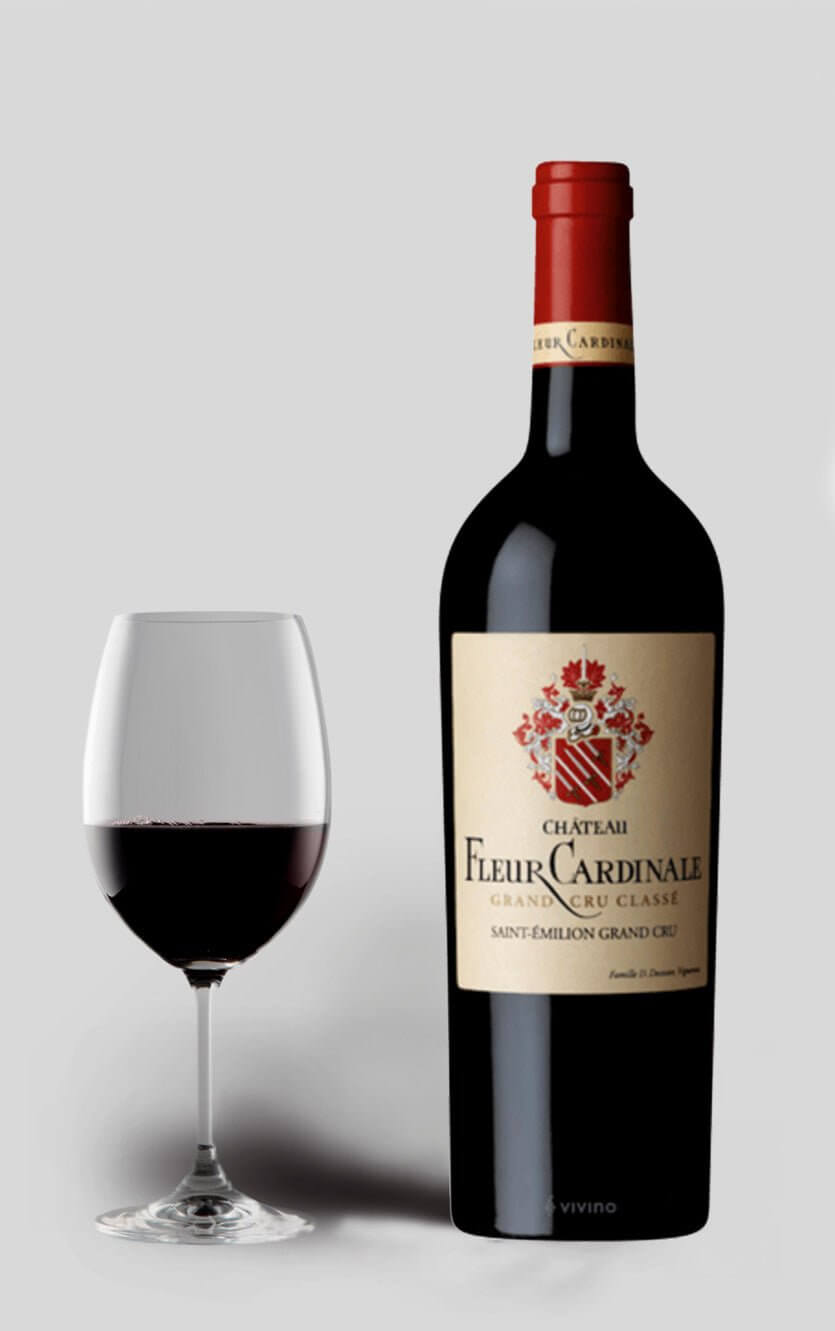 En flot flaske Château Fleur Cardinale Saint-Émilion Grand Cru Classé 2019 rødvin fra Bordeaux præsenteret elegant
