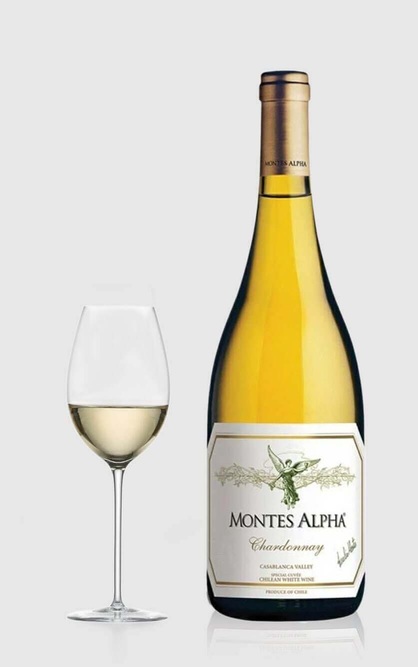 Flaske med Montes Alpha Chardonnay 2022 stående klar til middagen