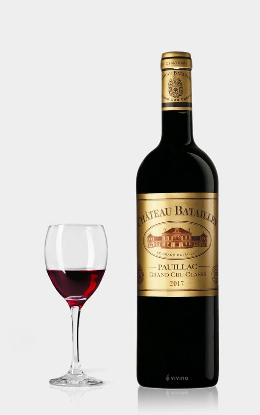 En flot flaske Château Batailley Pauillac 5. Cru 2017 rødvin fra Bordeaux serveret på et elegant bord