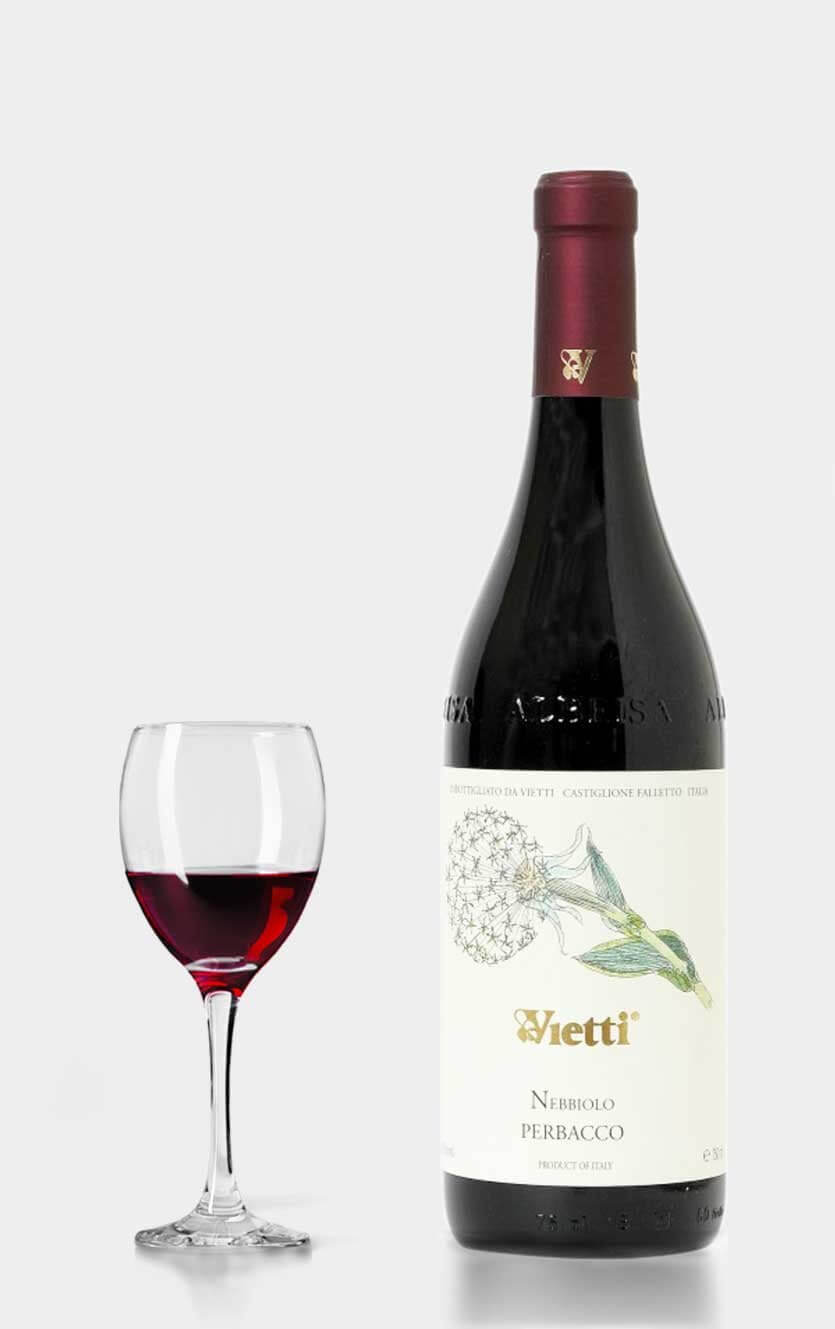 En flot flaske Vietti Langhe Nebbiolo Perbacco rødvin fra Piemonte i Italien med elegante tanniner