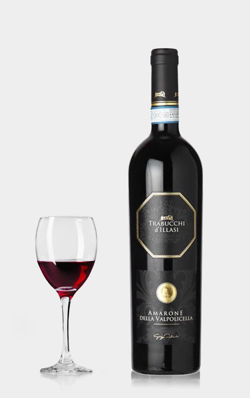 En flot flaske Trabucchi d'illasi Amarone della Valpolicella 2012 rødvin fra Veneto i Italien