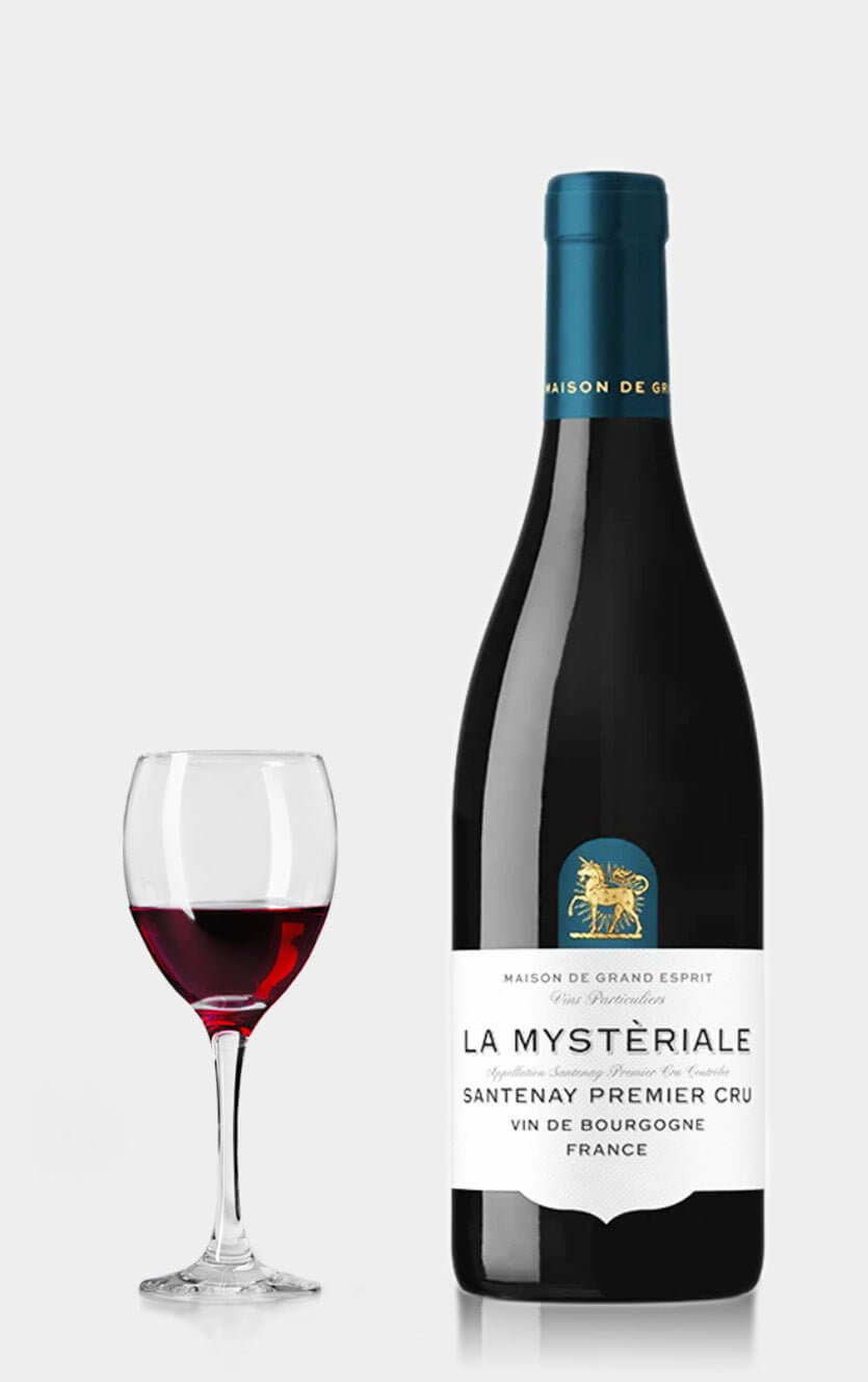 En flot flaske Maison de Grand Esprit La Mysteriale Santenay Premier Cru rødvin fra Bourgogne serveret ved siden af et glas rødvin