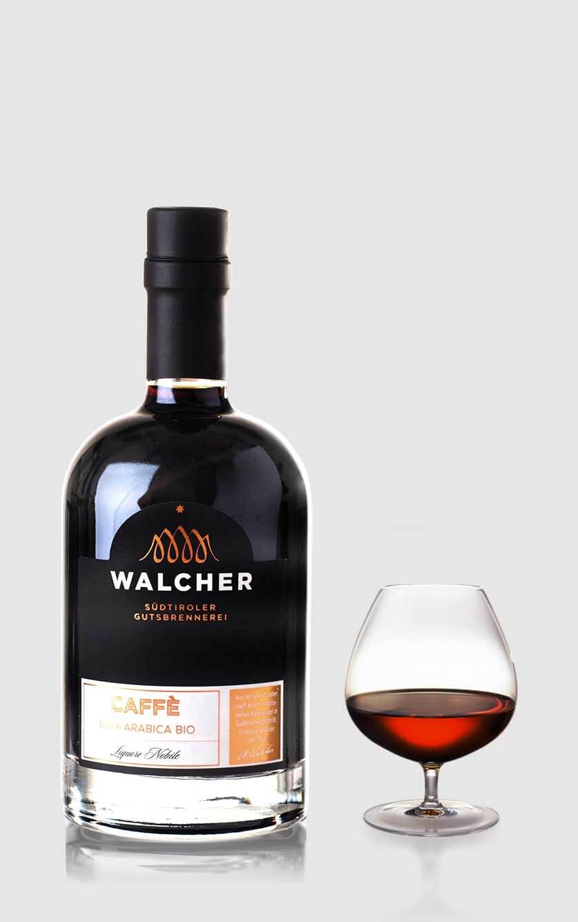 En flot flaske Caffe Økologisk Walcher kaffelikør med 25% alkohol vist på et køkkenbord klar til bagning