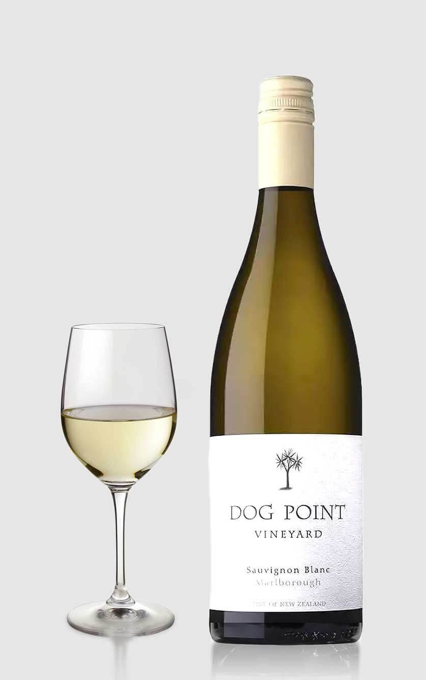 En flot flaske Dog Point Sauvignon Blanc økologisk hvidvin fra New Zealands Marlborough-region serveret ved siden af et glas hvidvin på et bord