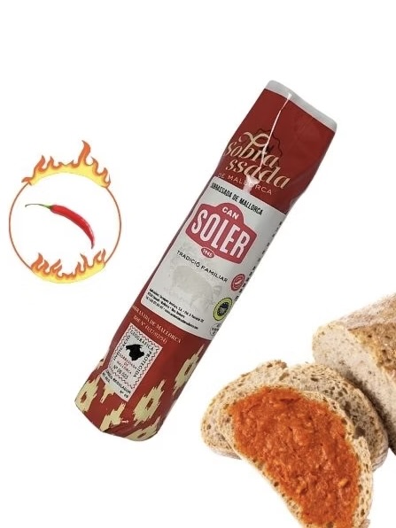 Åbnet pakke med rød sobrasada pølse klar til at blive smurt på brød
