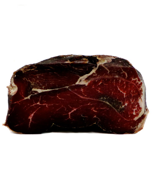 Tynde skiver af Cecina oksekød anrettet klar til servering