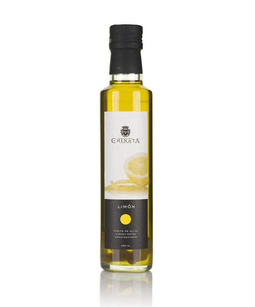 Flaske med La Chinata ekstra jomfru olivenolie med citron stående klar til brug