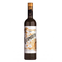 En elegant flaske Olave Rød italiensk vermouth med mahogni-farve og orange reflekser, fotograferet i stilfuldt setting til anledninger