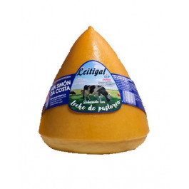 Hele den kegleformede San Simon ost med gylden røget skorpe