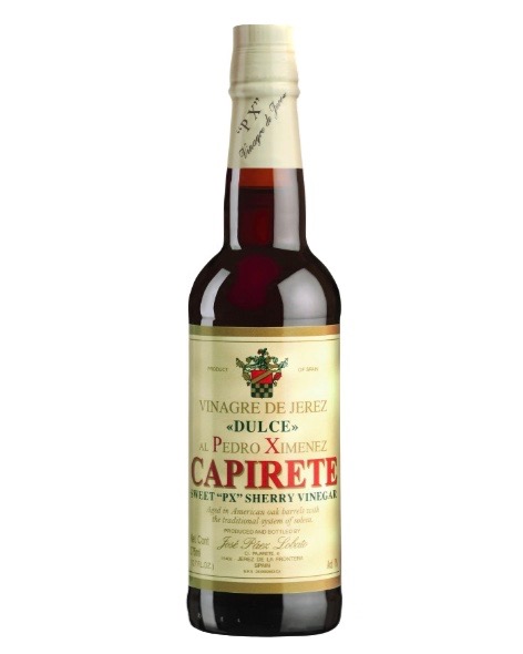 En elegant flaske Capirete Sherry-eddike Pedro Ximenez med mørk mahognifarve, ideel til salatdressing og marinering