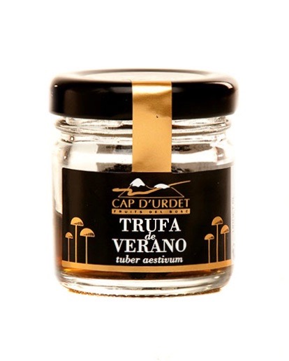 Glas med hele sorte sommer-trøfler i lage fra Cap d Urdet