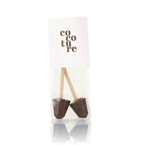 En pakke med Cocoture chokosticks i mørk chokolade serveret på et køkkenbord