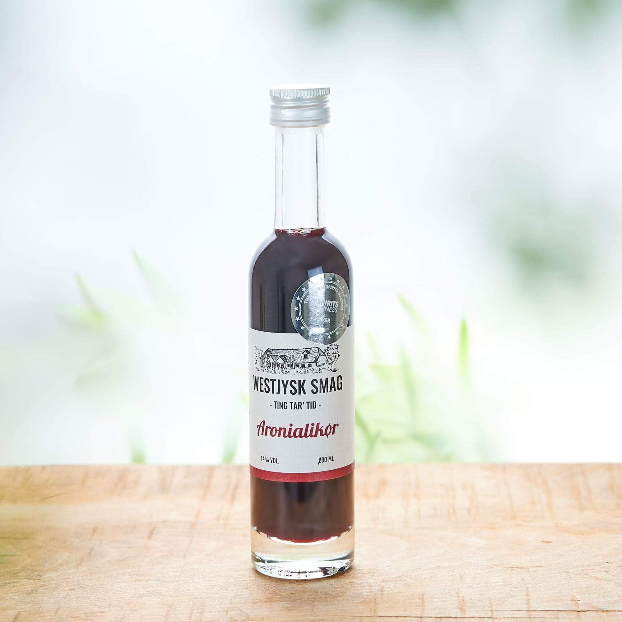 Flaske med aronia likør 100 ml fra Westjysk Smag klar til servering til ostebord, desserter og cocktails