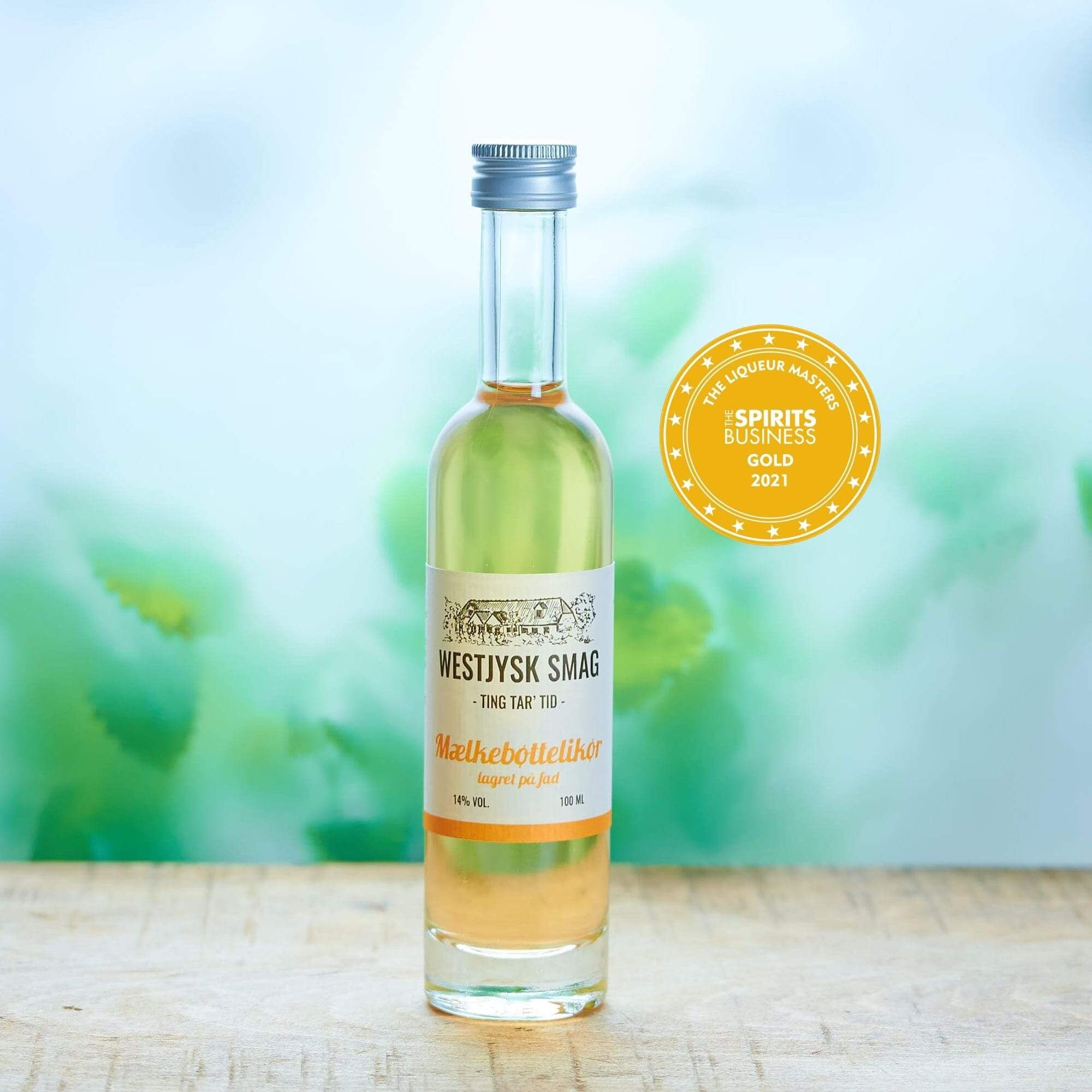 Flaske med mælkebøttelikør lagret på fad 100 ml klar til servering som digestif, cocktail-base eller dessertlikør.