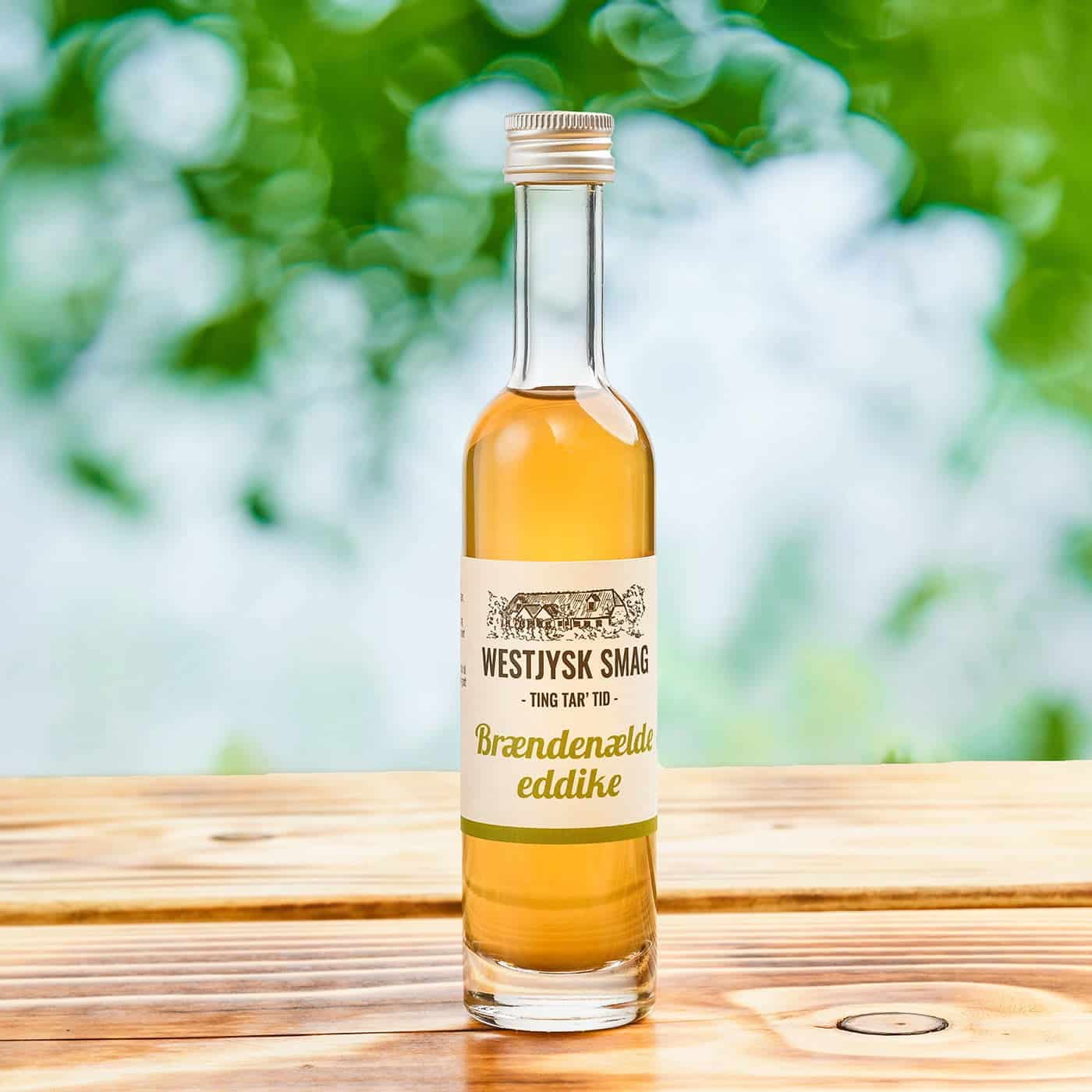 Flaske med brændenælde eddike 100 ml klar til brug i dressinger, marinader og grøntsagsretter.