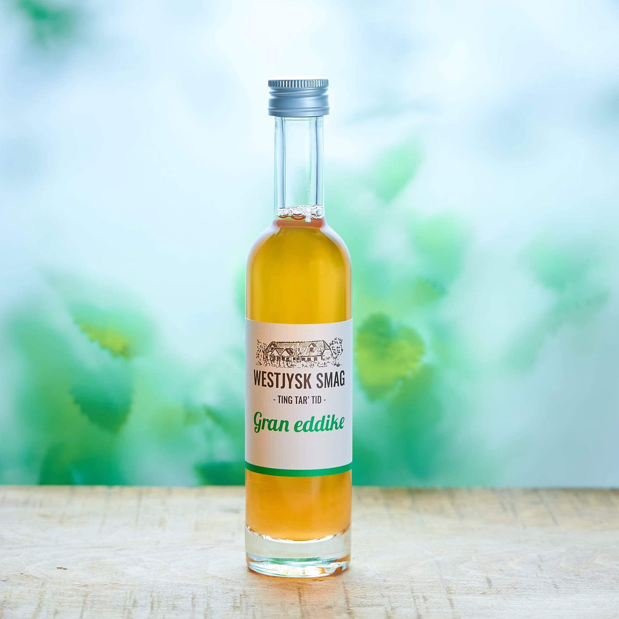 Flaske med granēddike 100 ml klar til brug i marinader, salater og vildtretter.