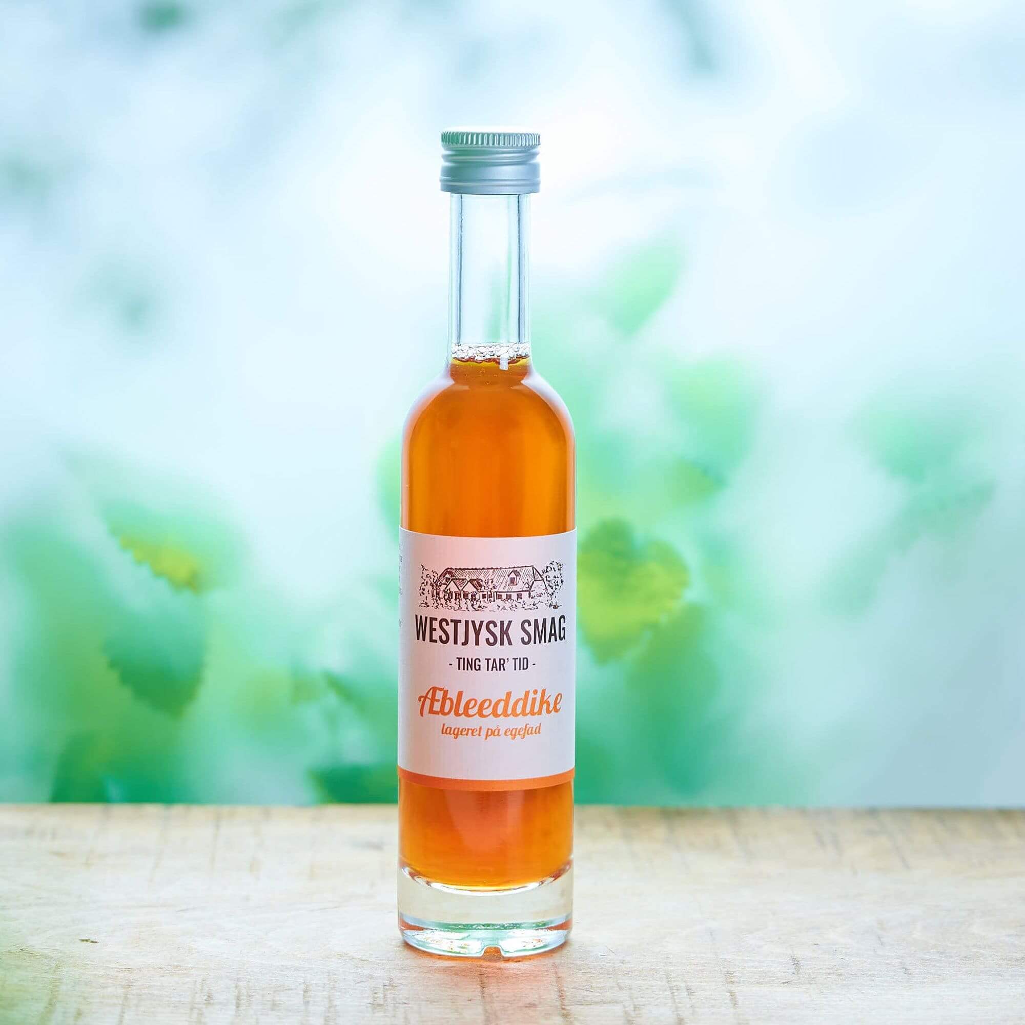 Flaske med æbleeddike lagret på fad 100 ml klar til brug i salater, kødretter og grøntsager