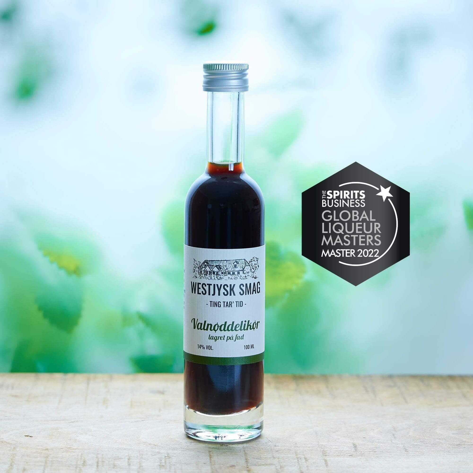 Flaske med mørk Valnøddelikør fra Westjysk Smag klar til servering