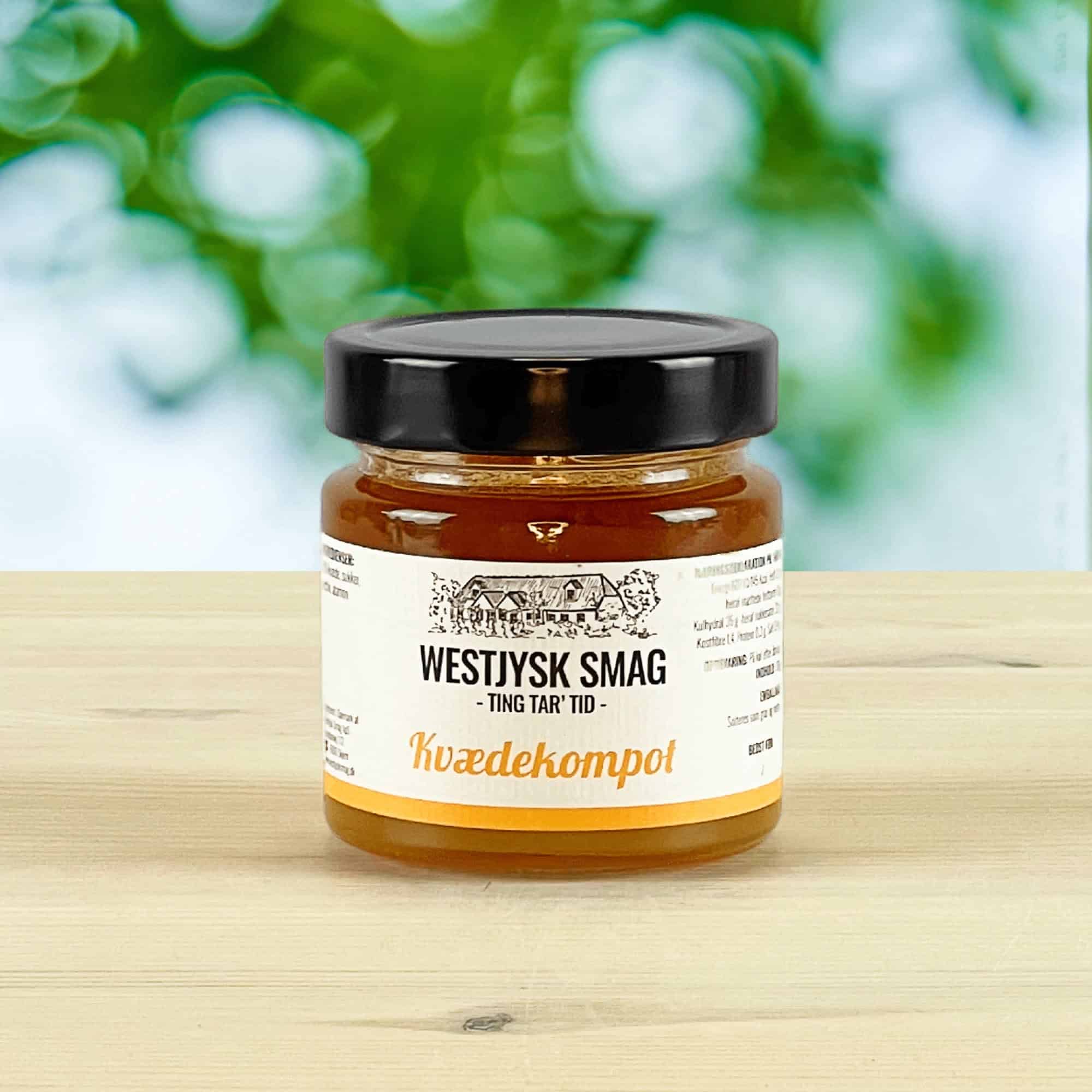 Glas med kvædekompot klar til servering til ost, brød og desserter.