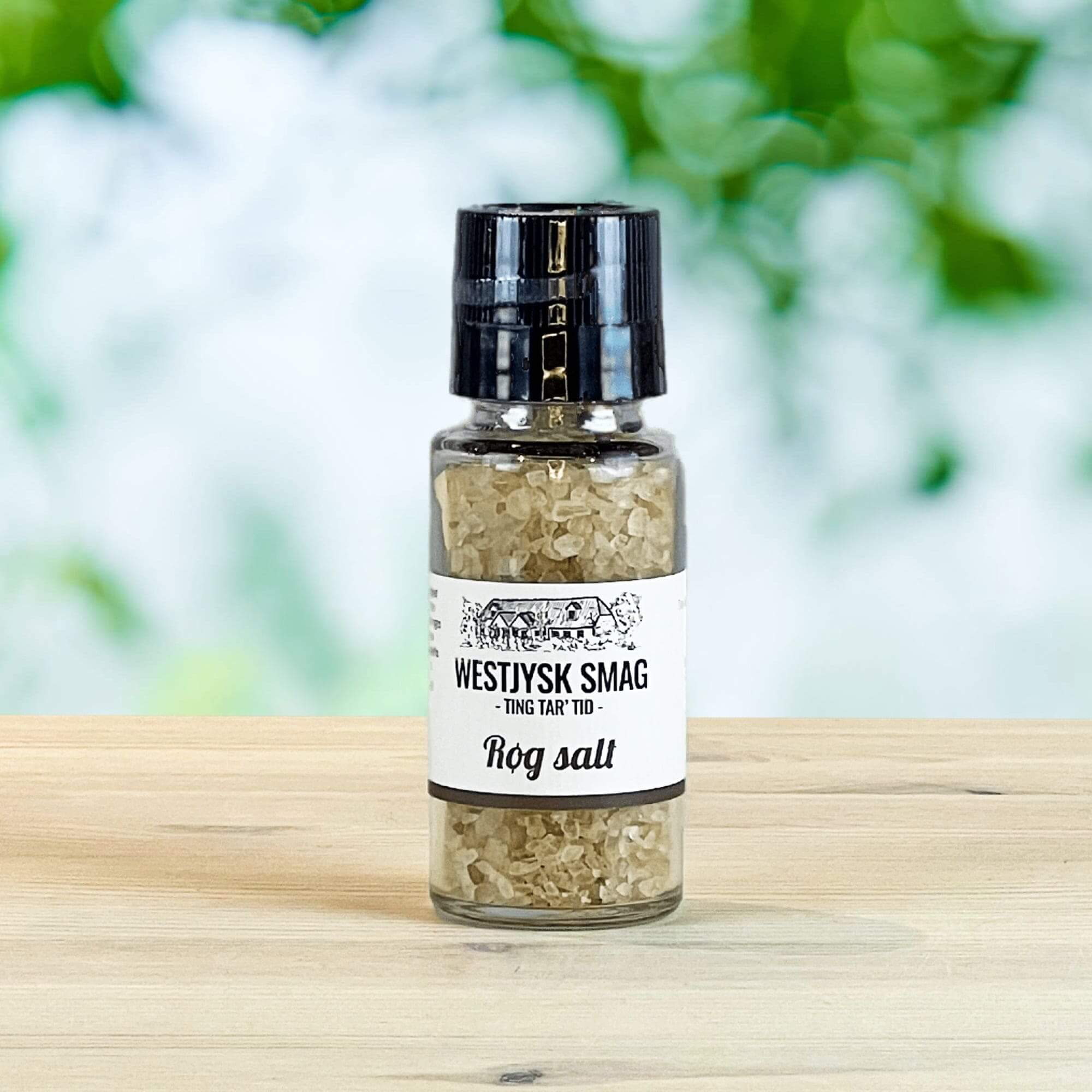 Glas med groft røgsalt der giver duft og smag af bål og grill med røgsalt