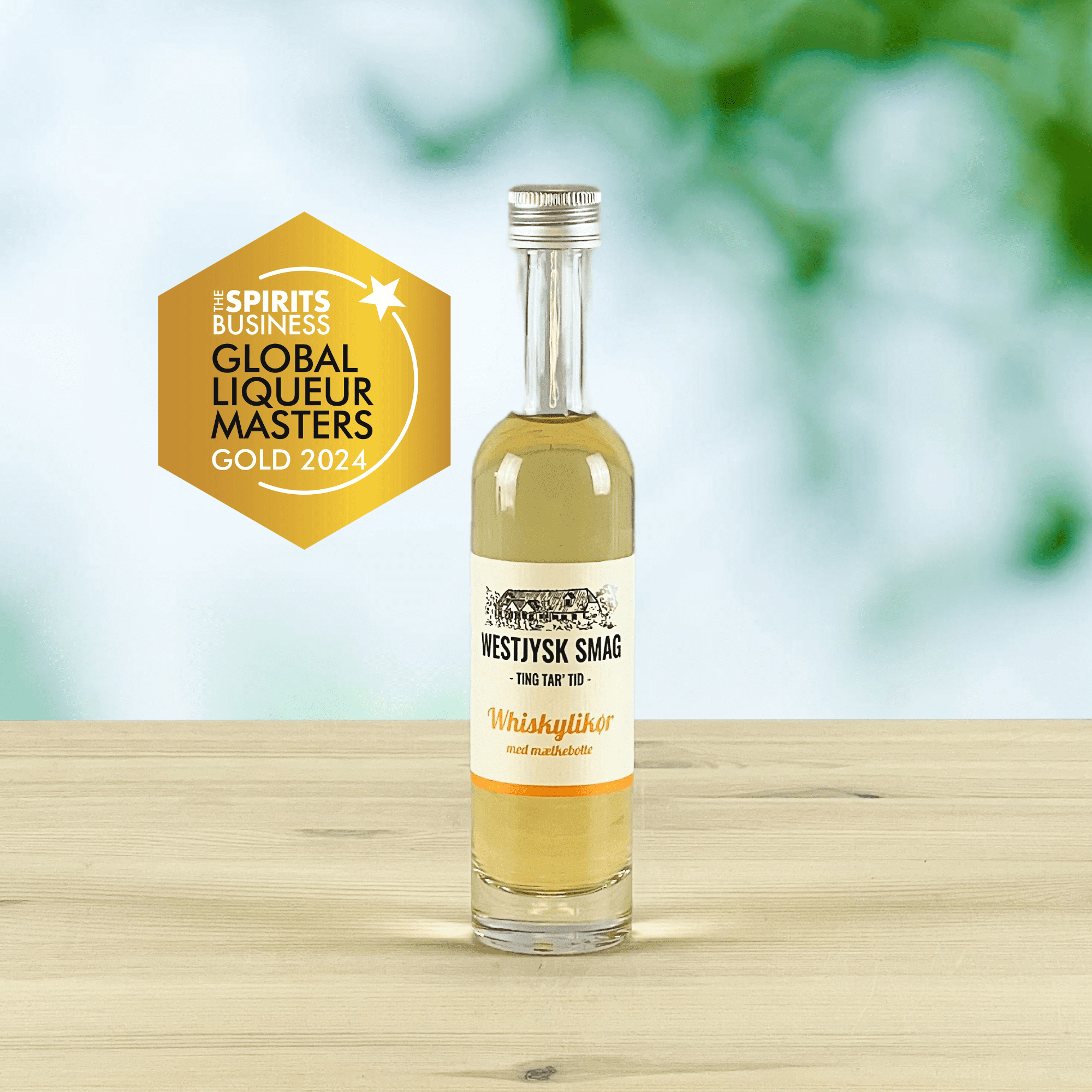 Flaske med gylden Whisky likør fra Westjysk Smag klar til servering