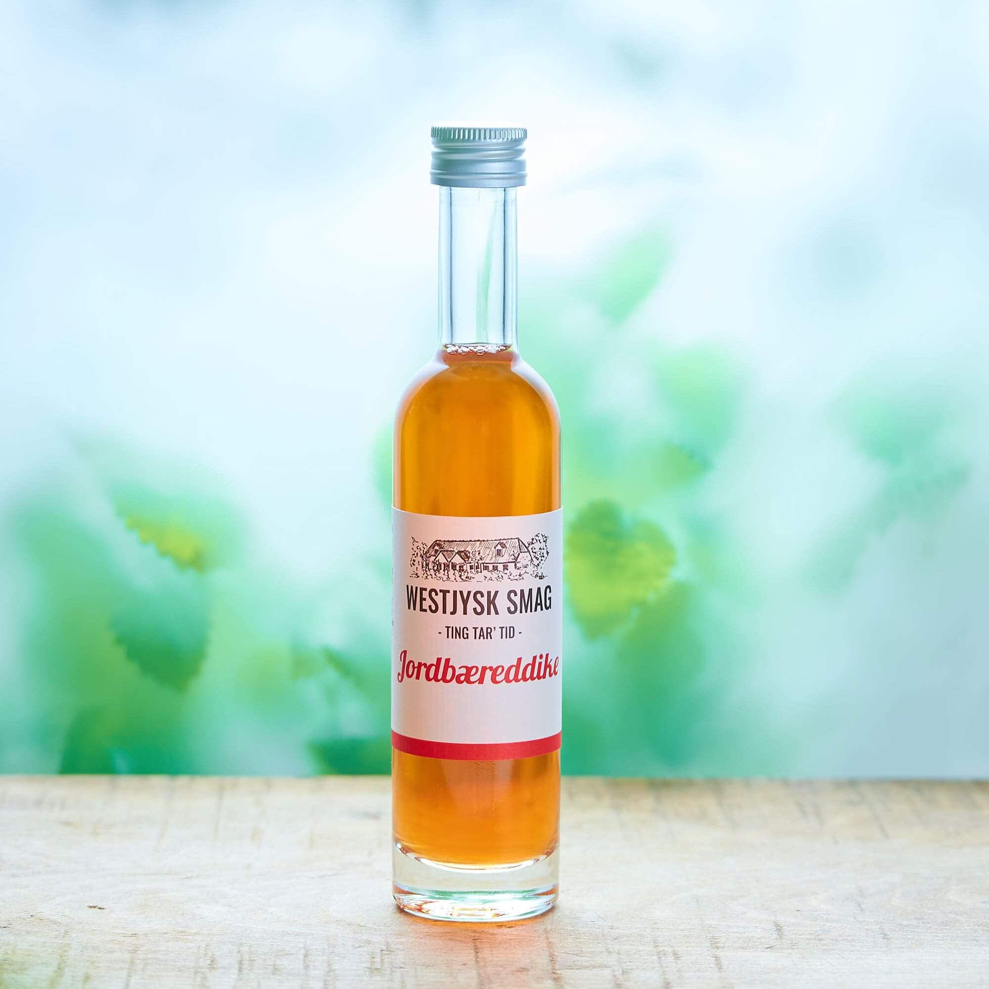 Flaske med jordbær eddike 100 ml klar til brug i dressinger, frugtsalat og desserter.