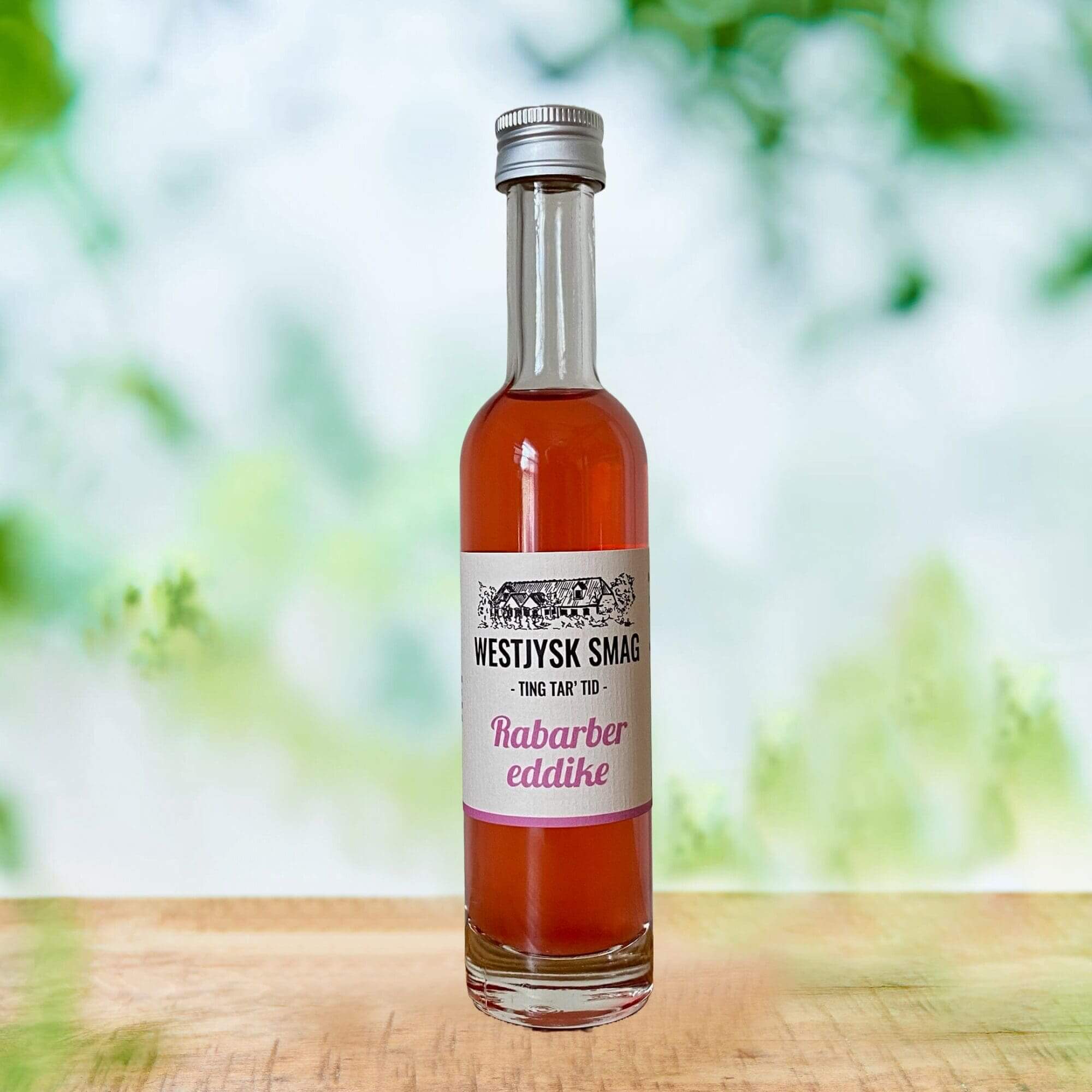 Flaske med frisk Rabarber Eddike klar til brug i køkkenet