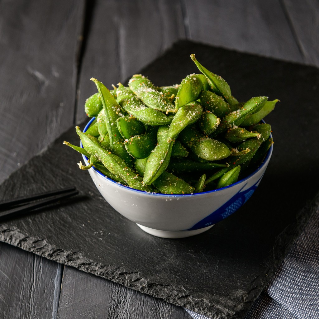 Edamamebønner madleksikon serveret med groft salt