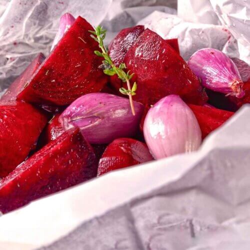 Bagte rødbeder i airfryer serveret med hvidløg og krydderurter