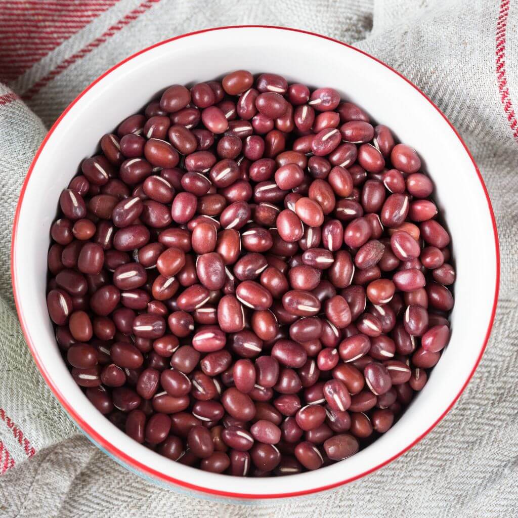 Adzukibønner i en skål til madlavning