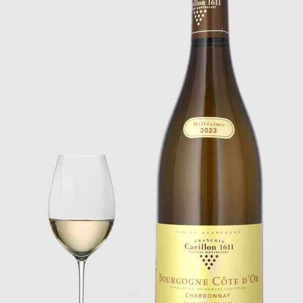 Flaske med hvidvin François Carillon Bourgogne Côte d'Or Chardonnay 2023 klar til en gastronomisk middag