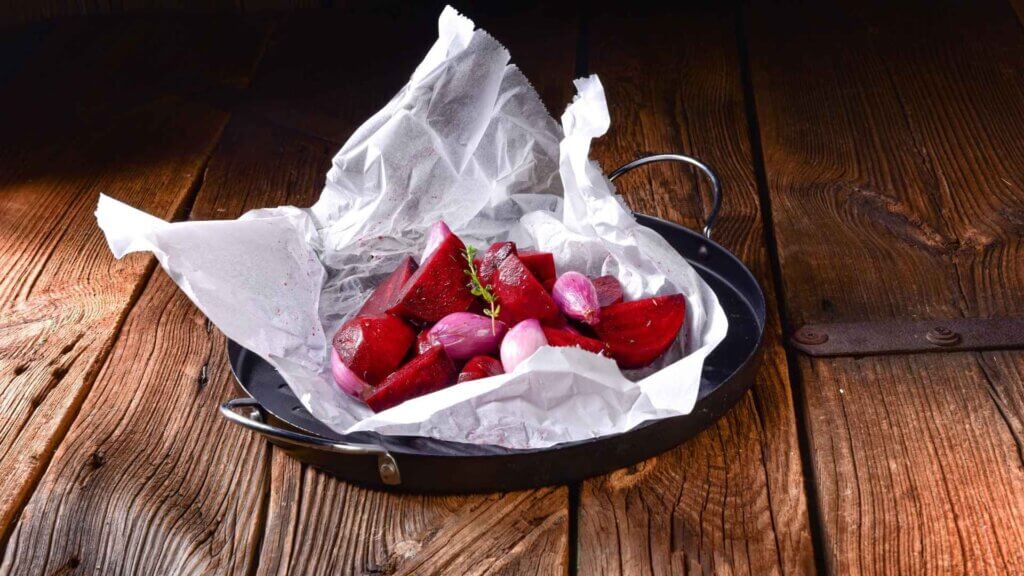 Bagte rødbeder i airfryer opskrift serveret på et træbord