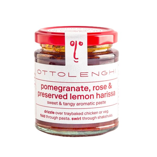 Glas med Ottolenghi Pomegranate, Rose & Preserved Lemon Harissa klar til brug