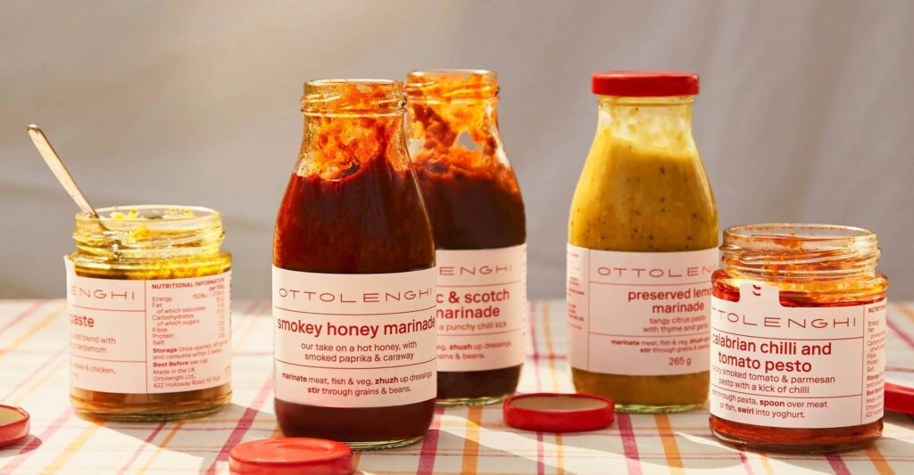 Ottolenghi produkter vist i glas og flasker på et bord