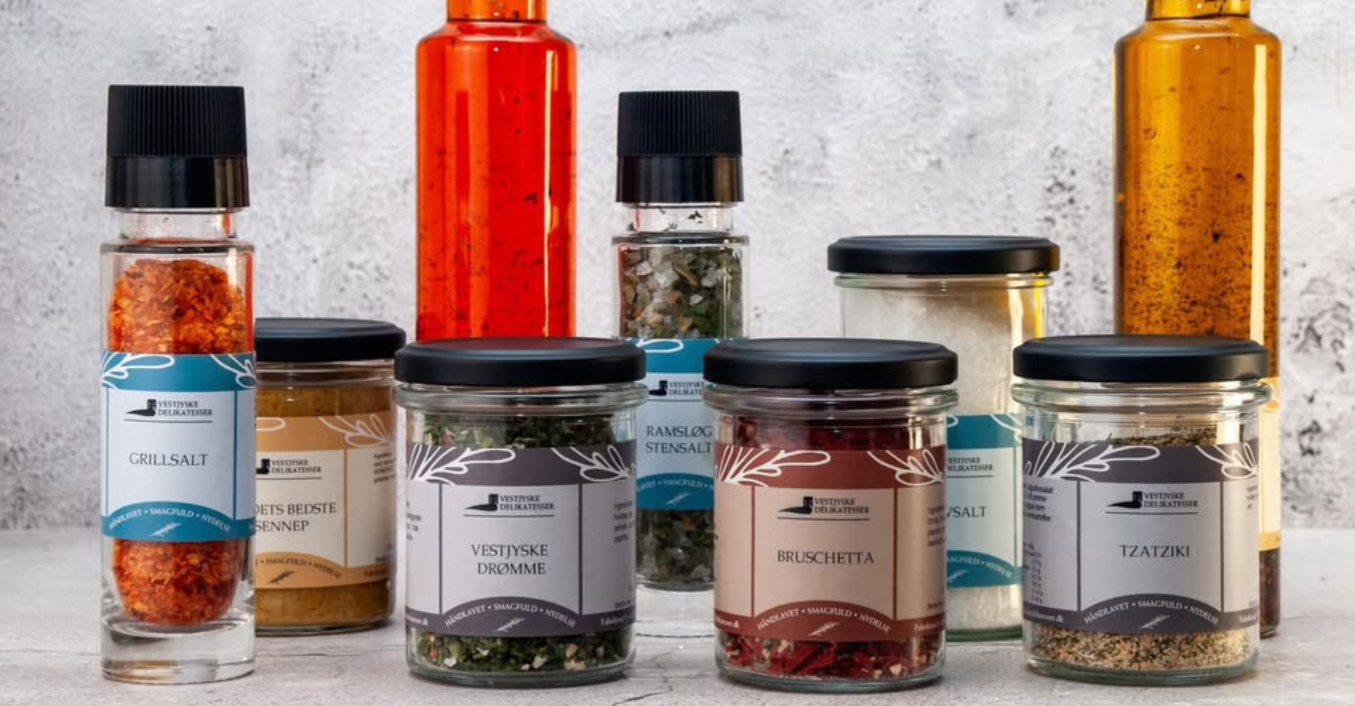 Vestjyske Delikatesser krydderier i glas og olier i flasker