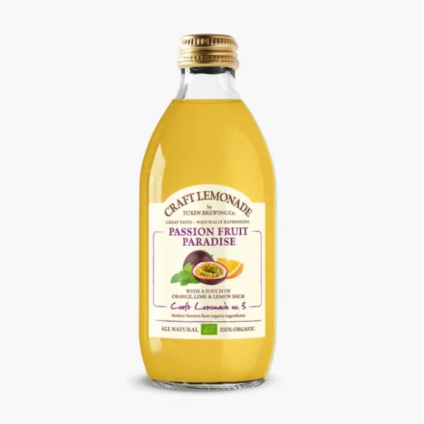 Flaske med gul Tuxen Passionsfrugt lemonade klar til servering