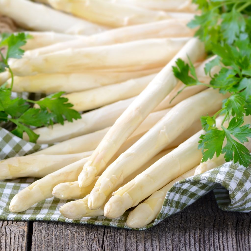 Hvide asparges liggende på et bord