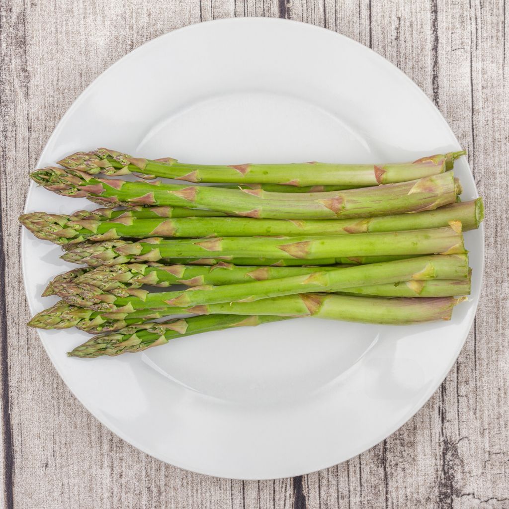 Grønne asparges serveret på en tallerken