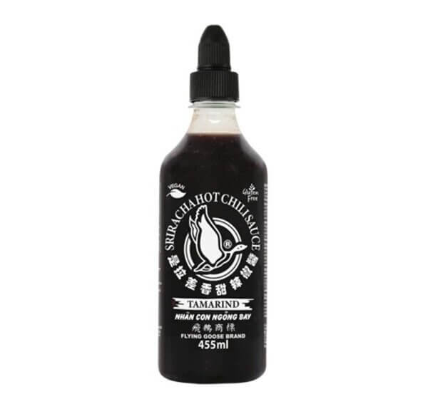 Flying Goose Sriracha Tamarind Black Chilisauce 455 ml - sort flaske med sort låg