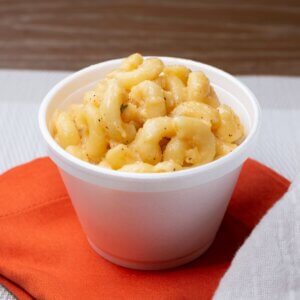Mac and cheese cremoso com crosta crocante na tigela