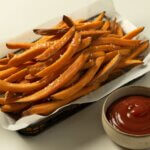 Patatas fritas de boniato crujientes de la airfryer