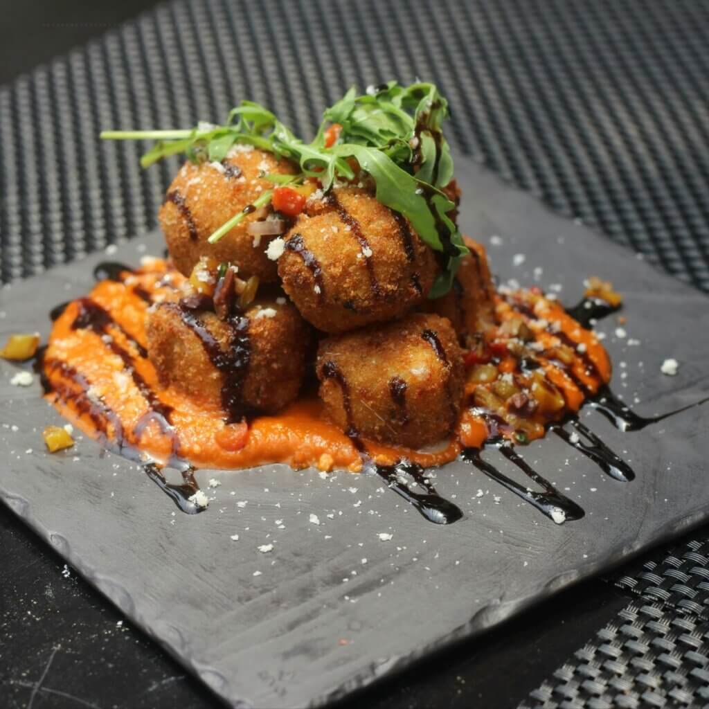 Arancini vises her som er sprøde risottokugler fyldt med smeldende mozzarella i midten lavet i min airfryer