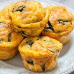 Cremige Eiermuffins mit Schinken und Spinat aus dem Airfryer