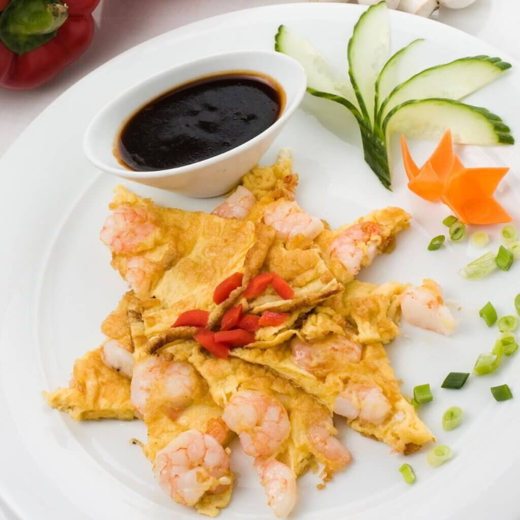Foo Young Kinesisk omelet med rejer serveret på en fin tallerken