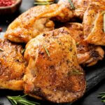 Airfryer'da limon ve sarımsakla marine edilmiş yumuşak tavuk butları