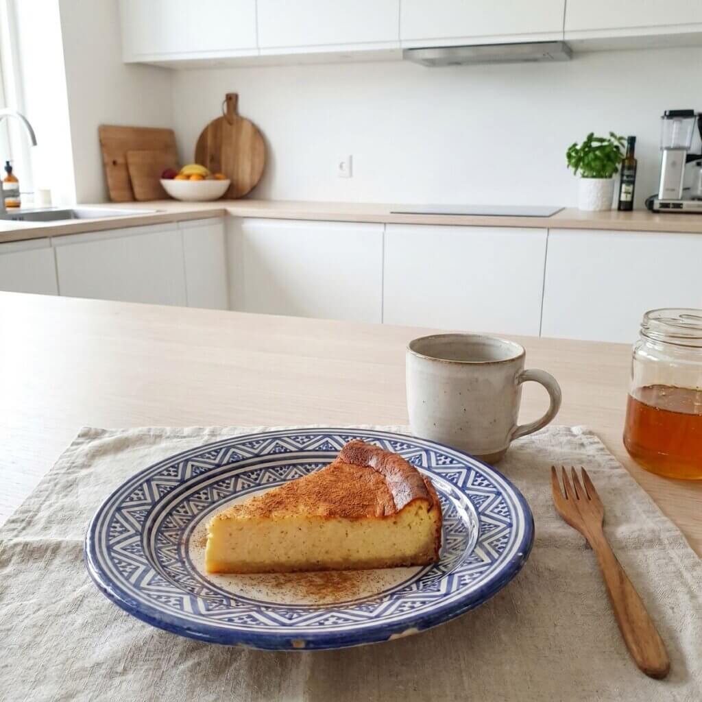 Melopita kage udskåret og flot serveret i græsk stil