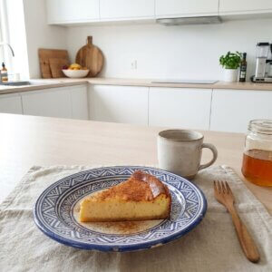 Melopita grega, cheesecake de mel com centro cremoso, fatiada