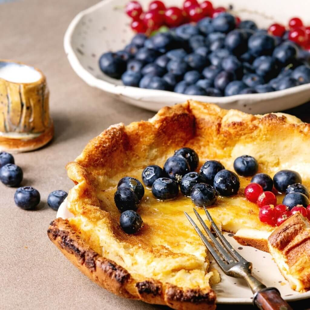 Dutch baby Holland pandekage med frisk frugt serveret pænt