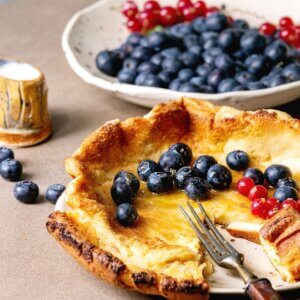 Naleśnik Dutch baby z wysokimi brzegami i świeżymi owocami